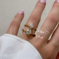 bague-solitaire-antica-moissanite-1ct-taille-brillant-comparaison-au-doigt-or-jaune-hariets.jpg
