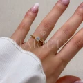 bague-solitaire-antica-moissanite-0-5ct-taille-brillant-au-doigt-or-jaune-hariets.jpg