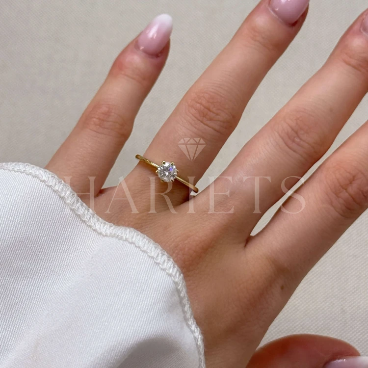 bague-solitaire-antica-moissanite-0-5ct-taille-brillant-au-doigt-or-jaune-hariets.jpg