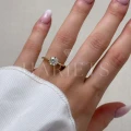bague-solitaire-antica-moissanite-1ct-taille-brillant-au-doigt-or-jaune-hariets.jpg