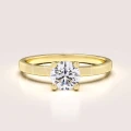 bague-fiancailles-solitaire-flare-moissanite-0-5ct-taille-brillant-or-jaune-hariets.jpg