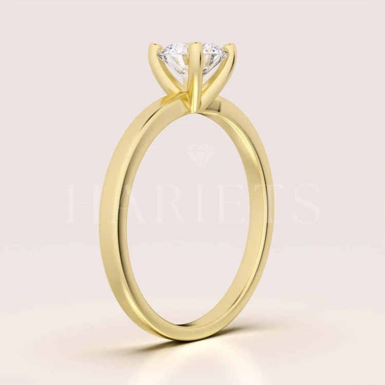 bague-fiancailles-solitaire-flare-moissanite-0-5ct-taille-brillant-cote-or-jaune-hariets.jpg