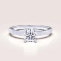 bague-fiancailles-solitaire-flare-moissanite-0-5ct-taille-brillant-or-blanc-hariets.jpg