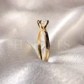 bague-fiancailles-flare-moissanite-0-05ct-taille-brillant-gros-plan-cote-or-jaune-hariets.jp