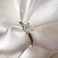 bague-fiancailles-flare-moissanite-0-05ct-taille-brillant-gros-plan-face-or-jaune-hariets.jpg