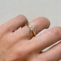 bague-fiancailles-flare-moissanite-0-05ct-taille-brillant-sur-doigt-or-jaune-hariets.jpg