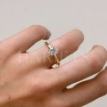 bague-fiancailles-flare-moissanite-1ct-taille-brillant-sur-doigt-or-jaune-hariets.jpg