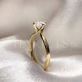 bague-fiancailles-solitaire-bloom-diamant-laboratoire-0-6ct-taille-brillant-zoom-cote-or-jaune-hariets.jpg