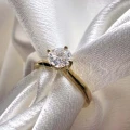 bague-fiancailles-solitaire-bloom-moissanite-0-6ct-taille-brillant-zoom-face-or-jaune-hariets.jpg