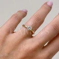 bague-fiancailles-solitaire-bloom-moissanite-0-6ct-taille-brillant-au-doigt-or-jaune-hariets.jpg