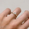 bague-fiancailles-solitaire-bloom-moissanite-0-6ct-taille-brillant-au-doigt-cote-or-jaune-hariets.jpg