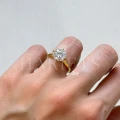 bague-fiancailles-solitaire-bloom-moissanite-3ct-taille-brillant-au-doigt-cote-or-jaune-hariets.jpg
