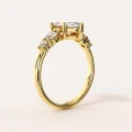 bague-de-fiancailles-trinity-moissanite-2ct-taille-marquise-or-jaune-vue-laterale-olympia-hariets.jpg