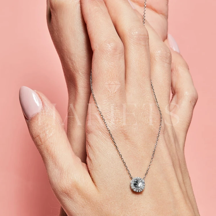 collier-halo-avec-moissanites-1ct-or-marquise-sur-modele-hariets.jpg