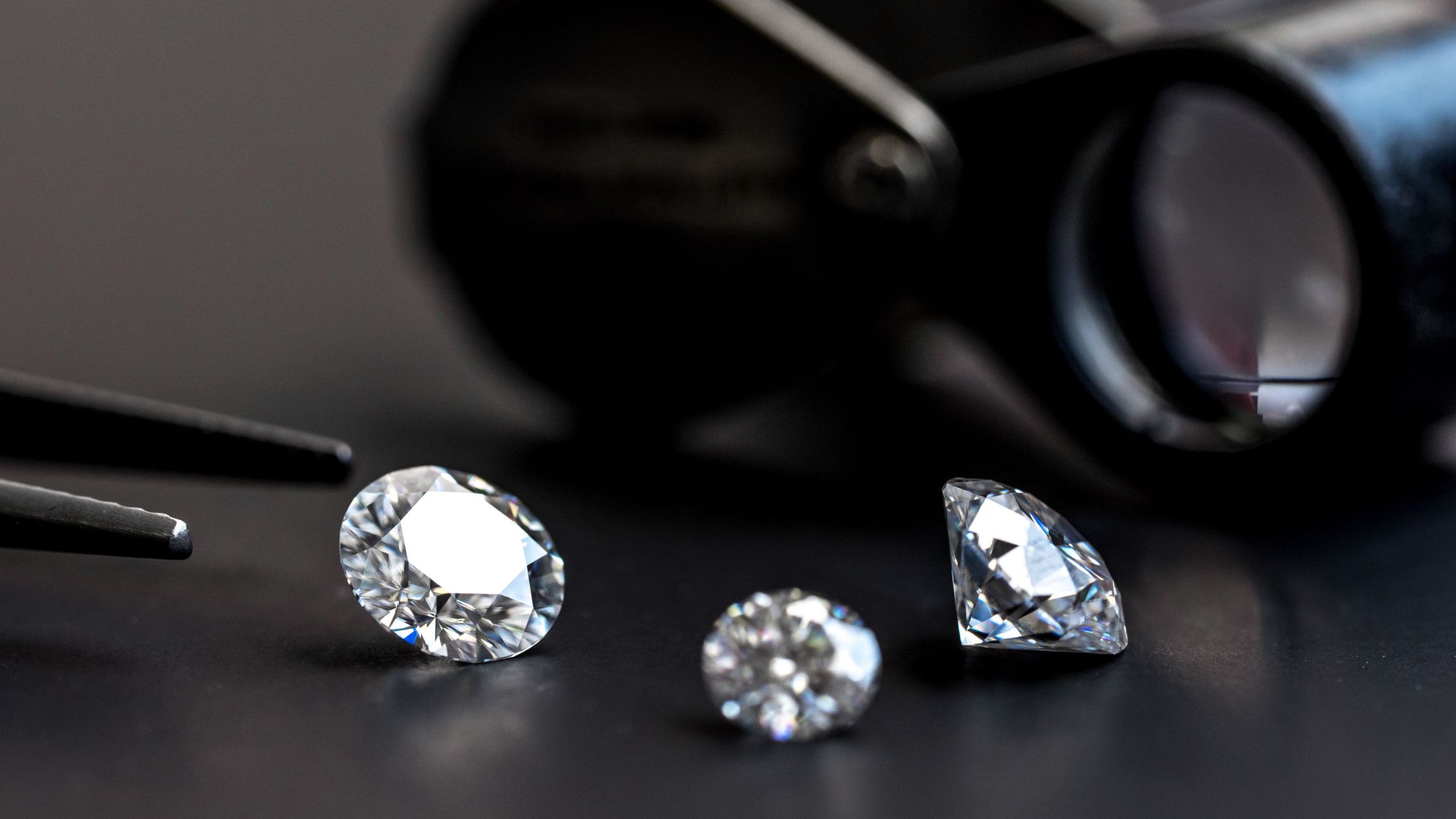 Qu'est-ce que la moissanite ? Tout ce qu'il faut savoir sur l'une des plus belles pierres de joaillerie